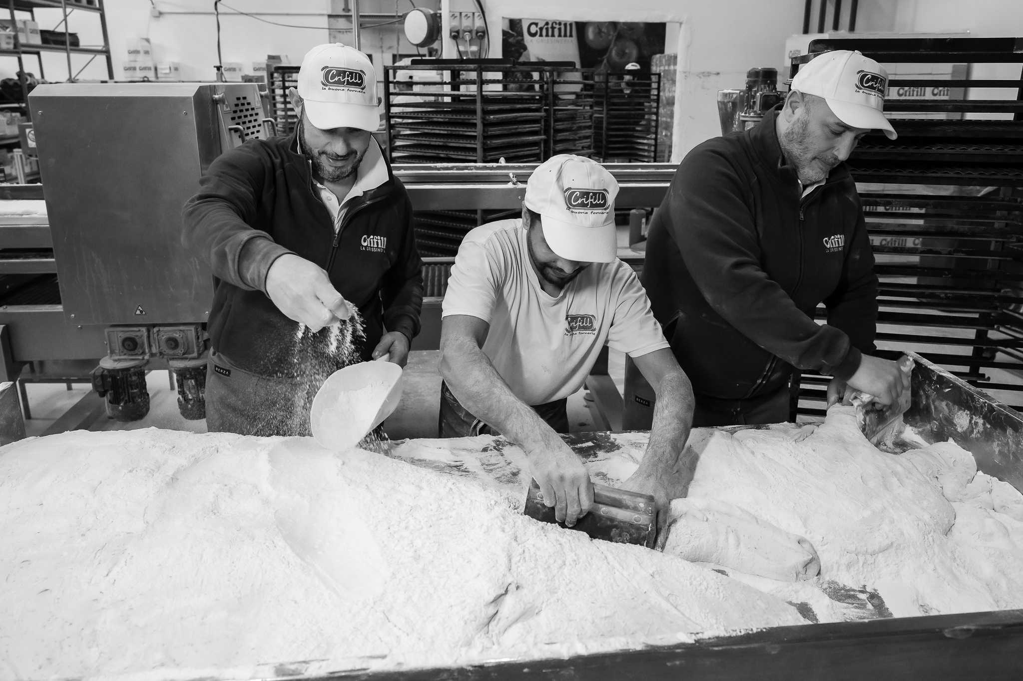 Artigiani Crifill al lavoro nella produzione di grissini